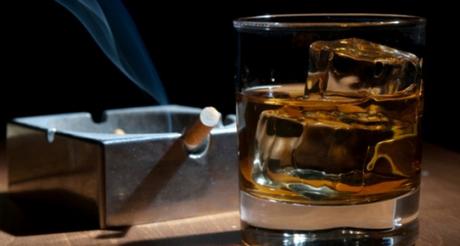 Debemos tomar alcohol y tabaco con moderación. En busca del contorno de ojos ideal