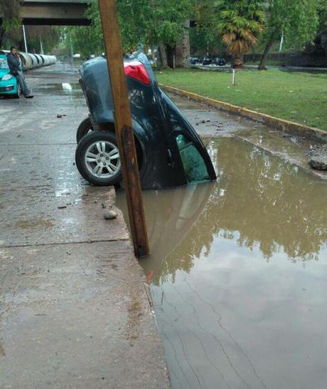 Automóvil cae sobre zanja en obras de Río Santiago