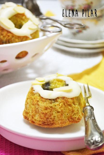 Mini bundt cakes de naranja, almendra y arándanos