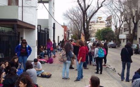Homofobia institucional en un colegio de La Plata Homofobia institucional en un colegio de La Plata