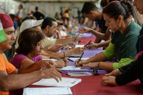 Imágenes y testimonios desde Venezuela: Plebiscito contra Maduro y su Constituyente Imágenes y testimonios desde Venezuela: Plebiscito contra Maduro y su Constituyente