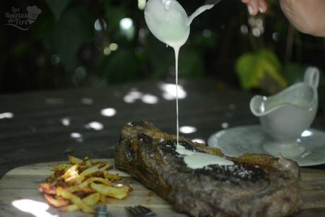 Chuleton-de-vacuno-con-salsa-de-torta-del-casar-y-vino-blanco-01