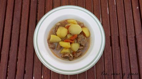 Patatas guisadas con carne (tradicional o Crock-Pot) Patatas guisadas con carne (tradicional o Crock-Pot)
