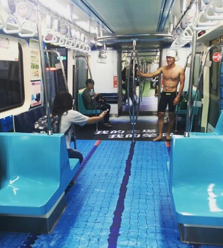 Transforman los vagones de un metro de Taiwán en una piscina para los Juegos Universitarios 2017