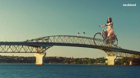 Air New Zealand explica sus medidas de seguridad a bordo en un anuncio muy surrealista Air New Zealand explica sus medidas de seguridad a bordo en un anuncio muy surrealista