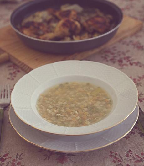 SOPA DE VERDURAS & POLLO DORADO AL CURRY PATATAS SOPA DE VERDURAS & POLLO DORADO AL CURRY PATATAS