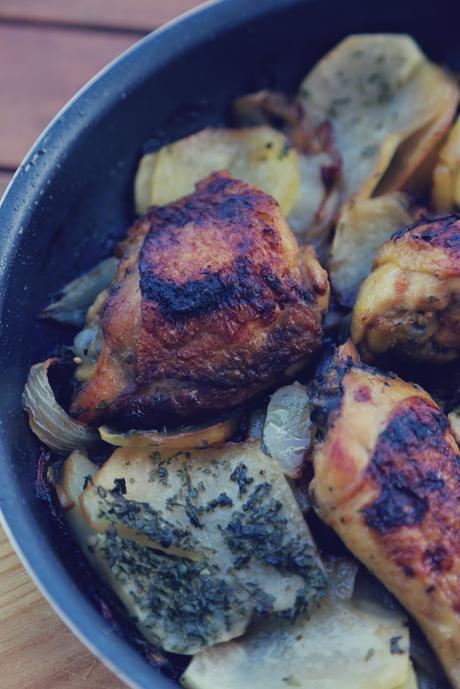 SOPA DE VERDURAS & POLLO DORADO AL CURRY PATATAS SOPA DE VERDURAS & POLLO DORADO AL CURRY PATATAS
