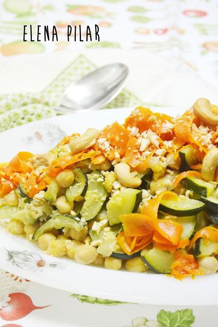 Garbanzos con calabacín y anacardos