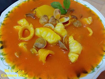 CAZUELA DE ARROZ CALDOSO CON PESCADO, ALMEJAS Y CALAMARES