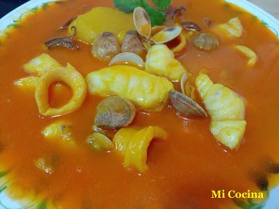 CAZUELA DE ARROZ CALDOSO CON PESCADO, ALMEJAS Y CALAMARES