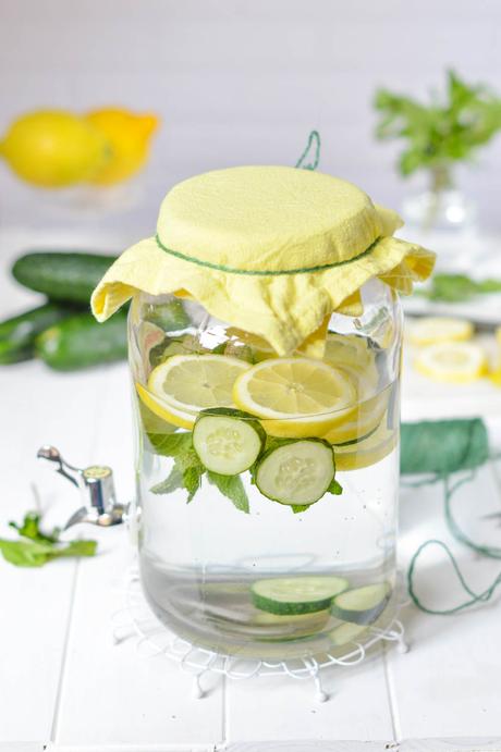 Agua con sabor a limón, pepino y hiervabuena