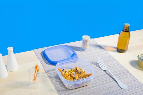 Esta campaña convierte los tuppers para comer en la playa en platos con Estrella Michelin