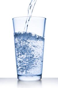 ¿Cuál es el propósito del nacimiento humano? vertiendo agua en vidrio