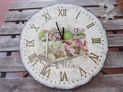 Como decorar un reloj de madera estilo vintage con decoupage y craquelado con sello