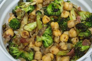 Garbanzos con brocoli y jamón