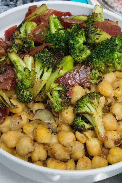 Garbanzos con brocoli y jamón