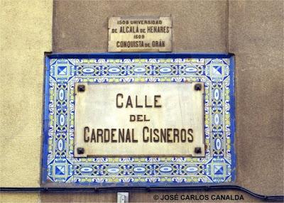 Lápida del Cardenal Cisneros en la calle homónima. Madrid, 1917