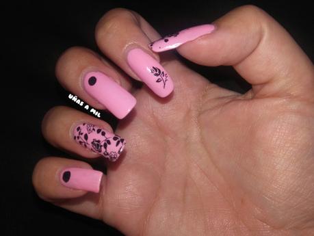 Diseño de uñas en rosa y negro con flores