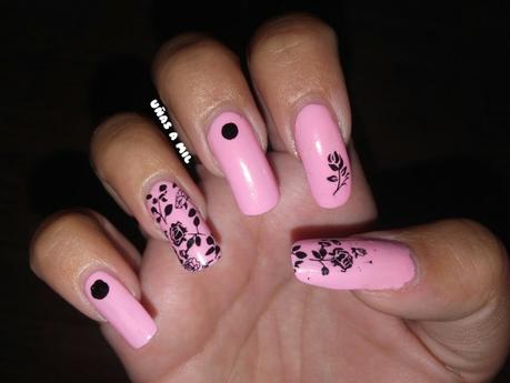 Diseño de uñas en rosa y negro con flores