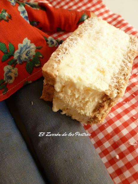 Corte Helado de Natillas con Galletas y Coco