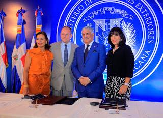 “Premio Internacional al Emigrante Dominicano Sr. Oscar de la Renta” “Premio Internacional al Emigrante Dominicano Sr. Oscar de la Renta”