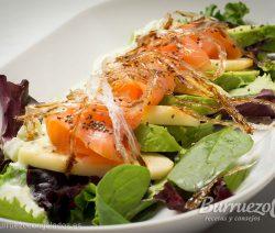 Ensalada con salmón, aguacate, manzana y salsa de yogurt de Burruezo congelados