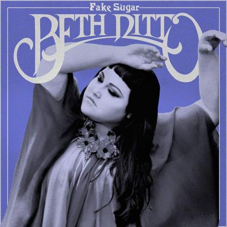 Beth Ditto estrena el lyric video del tema ‘In And Out’ Primer disco de Beth Ditto