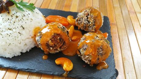 Albóndigas de judías negras y arroz con salsa de tomate y coco