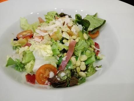 Ensalada de habitas con virutas de jamón y queso parmesano Ensalada de habitas con virutas de jamón y queso parmesano