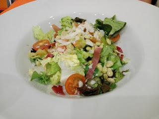 Ensalada de habitas con virutas de jamón y queso parmesano Ensalada de habitas con virutas de jamón y queso parmesano