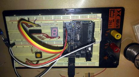 Controlando un display de 7 segmentos con Arduino y un botón por interrupción.