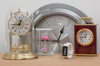 https://pixabay.com/es/tiempo-relojes-reloj-de-arena-2387976/