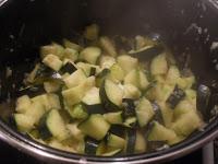 Pastel de calabacín sin lactosa con salsa de pimientos del piquillo Pastel de calabacín sin lactosa con salsa de pimientos del piquillo