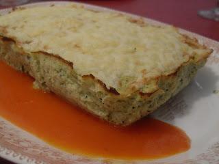 Pastel de calabacín sin lactosa con salsa de pimientos del piquillo Pastel de calabacín sin lactosa con salsa de pimientos del piquillo