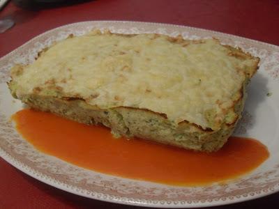Pastel de calabacín sin lactosa con salsa de pimientos del piquillo Pastel de calabacín sin lactosa con salsa de pimientos del piquillo
