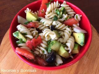 ENSALADA DE PASTA , AGUACATE, TOMATE  Y AROMA DE LIMÓN  Y CILANTRO