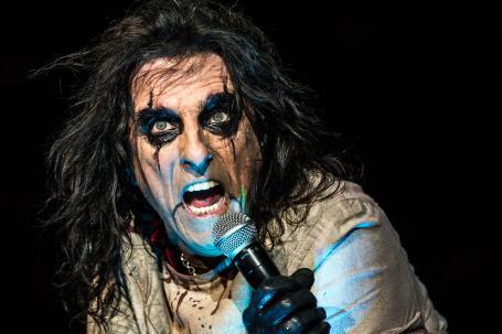 ALICE COOPER, SILVIO RODRÍGUEZ, YOKO ONO Y LA POLÍTICA INVASIVA Cuando la política invade otros ámbitos los contamina y los envilece hasta provocar  odios y enfrentamientos irreconciliables; esto se ha visto en el terreno de la música en general (y de ...