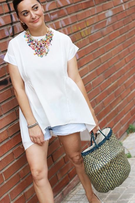 look con camiseta irregular