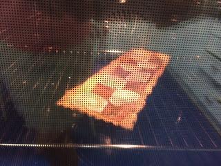 TARTA DE CEBOLLA CARAMELIZADA CON QUESO DE CABRA, ROMERO Y MIEL TARTA DE CEBOLLA CARAMELIZADA CON QUESO DE CABRA, ROMERO Y MIEL