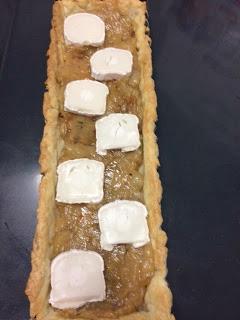 TARTA DE CEBOLLA CARAMELIZADA CON QUESO DE CABRA, ROMERO Y MIEL TARTA DE CEBOLLA CARAMELIZADA CON QUESO DE CABRA, ROMERO Y MIEL