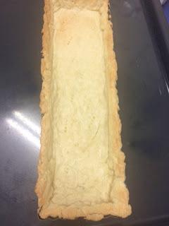 TARTA DE CEBOLLA CARAMELIZADA CON QUESO DE CABRA, ROMERO Y MIEL TARTA DE CEBOLLA CARAMELIZADA CON QUESO DE CABRA, ROMERO Y MIEL