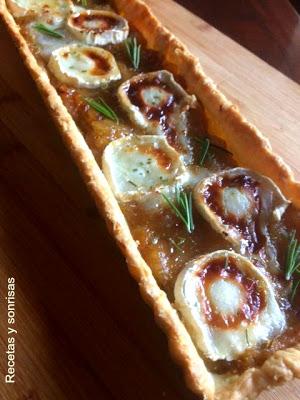 TARTA DE CEBOLLA CARAMELIZADA CON QUESO DE CABRA, ROMERO Y MIEL TARTA DE CEBOLLA CARAMELIZADA CON QUESO DE CABRA, ROMERO Y MIEL