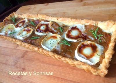 TARTA DE CEBOLLA CARAMELIZADA CON QUESO DE CABRA, ROMERO Y MIEL TARTA DE CEBOLLA CARAMELIZADA CON QUESO DE CABRA, ROMERO Y MIEL