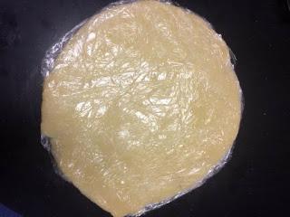 TARTA DE CEBOLLA CARAMELIZADA CON QUESO DE CABRA, ROMERO Y MIEL TARTA DE CEBOLLA CARAMELIZADA CON QUESO DE CABRA, ROMERO Y MIEL