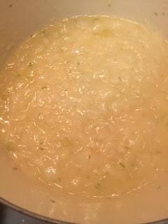 TARTA DE CEBOLLA CARAMELIZADA CON QUESO DE CABRA, ROMERO Y MIEL TARTA DE CEBOLLA CARAMELIZADA CON QUESO DE CABRA, ROMERO Y MIEL