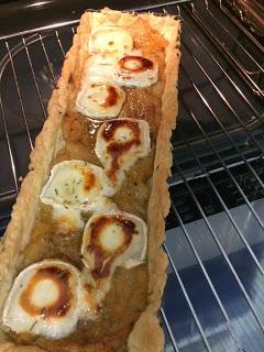 TARTA DE CEBOLLA CARAMELIZADA CON QUESO DE CABRA, ROMERO Y MIEL TARTA DE CEBOLLA CARAMELIZADA CON QUESO DE CABRA, ROMERO Y MIEL