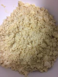 TARTA DE CEBOLLA CARAMELIZADA CON QUESO DE CABRA, ROMERO Y MIEL TARTA DE CEBOLLA CARAMELIZADA CON QUESO DE CABRA, ROMERO Y MIEL