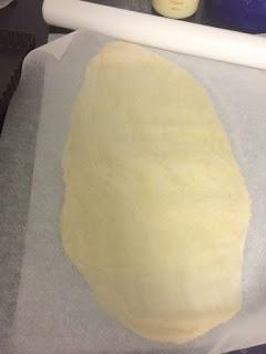 TARTA DE CEBOLLA CARAMELIZADA CON QUESO DE CABRA, ROMERO Y MIEL TARTA DE CEBOLLA CARAMELIZADA CON QUESO DE CABRA, ROMERO Y MIEL