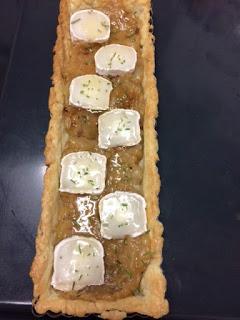 TARTA DE CEBOLLA CARAMELIZADA CON QUESO DE CABRA, ROMERO Y MIEL TARTA DE CEBOLLA CARAMELIZADA CON QUESO DE CABRA, ROMERO Y MIEL