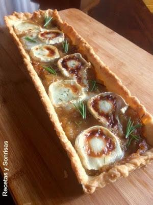 TARTA DE CEBOLLA CARAMELIZADA CON QUESO DE CABRA, ROMERO Y MIEL TARTA DE CEBOLLA CARAMELIZADA CON QUESO DE CABRA, ROMERO Y MIEL
